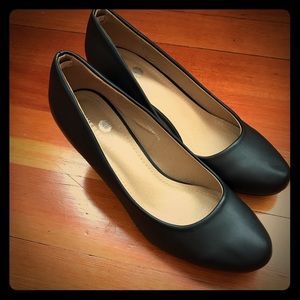 Black pumps